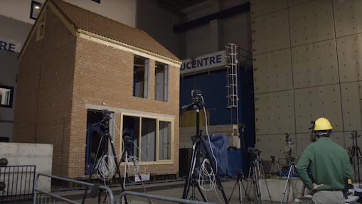 Nagebouwd huis met camera's ervoor