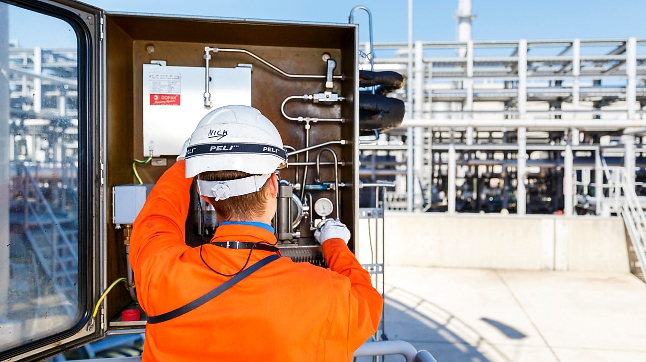 Medewerker voert werkzaamheden uit in schakelkast