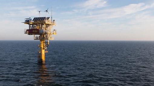 Productieplatform op zee met zonnecellen en windmolen