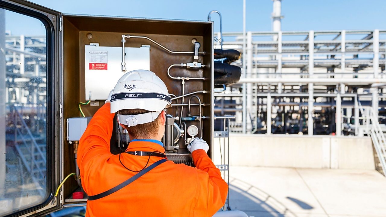 Medewerker voert werkzaamheden uit in schakelkast