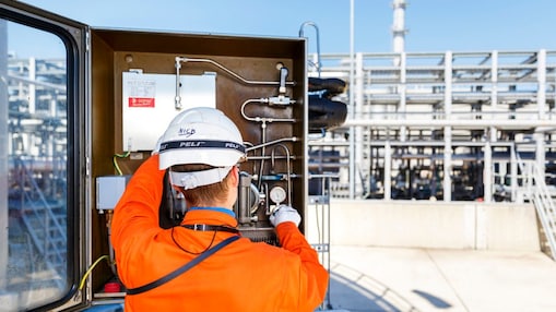 Medewerker voert werkzaamheden uit in schakelkast