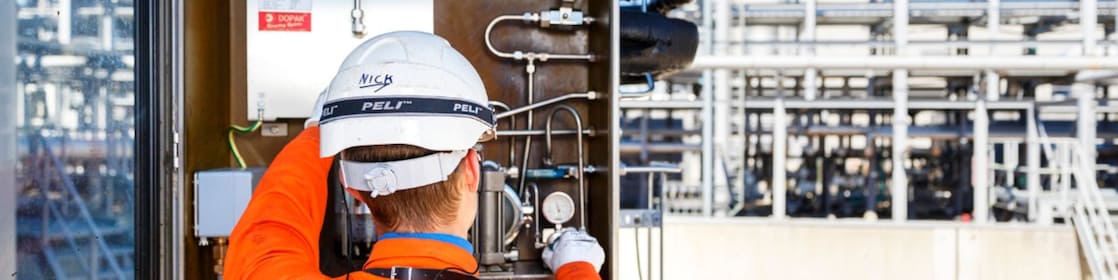 Medewerker voert werkzaamheden uit in schakelkast
