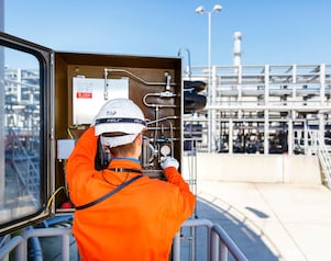 Medewerker voert werkzaamheden uit in schakelkast