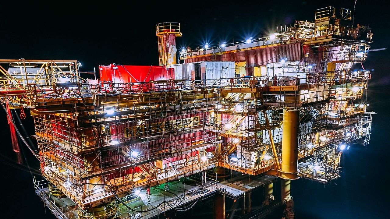 Nachtfoto van productieplatform