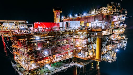 Nachtfoto van productieplatform